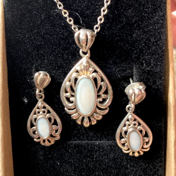 Jewelry - Vintage 3 piece Necklace/Earring Set with Pearlescent center stone